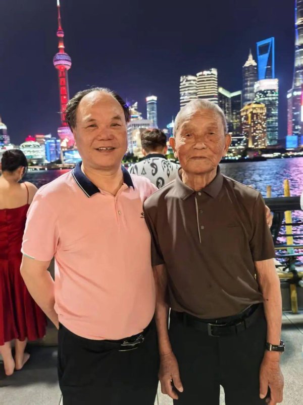 全电配资 63岁儿子带103岁养父走遍祖国大地，网友：孝心是最美的风景