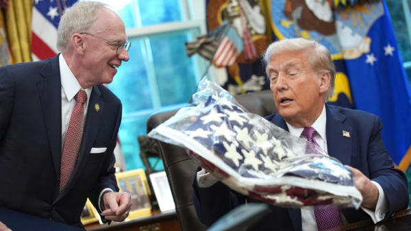 银河证券 尴尬一幕! 特朗普误将美国国旗当毯子: “我晚上可以用”