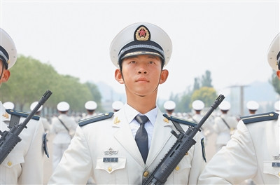 趣策略 家里四代从军, 他替父亲完成阅兵梦想